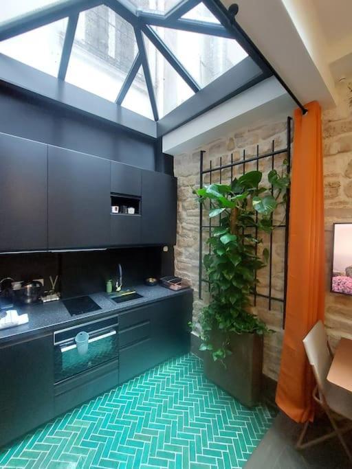 Appartement Le Petit Atelier Des Lumieres, Veranda Agreable Parijs